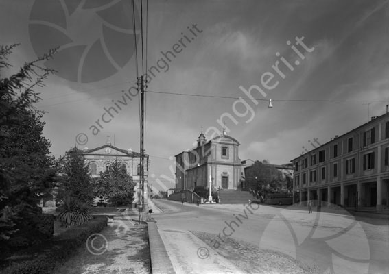 Longiano Piazza tre martiri chiesa san Cristoforo strada fermata del bus autobus edificio campanile giardino teatro petrella viale principale scalinata croce statua madonna 