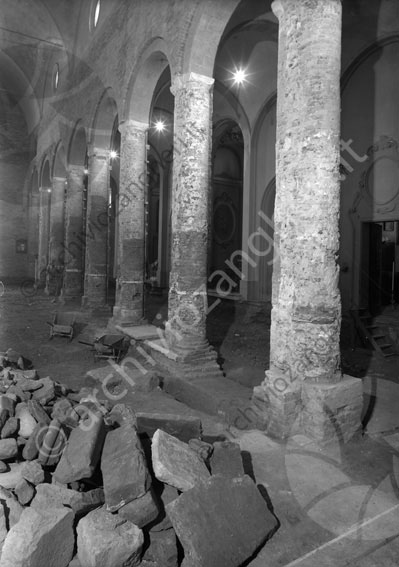 Duomo di Sarsina Lavori di ristrutturazione interno lato lavori di restaurazione restauro rifare sistemare colonne chiesa duomo archi cocci mattoni carriole scavi