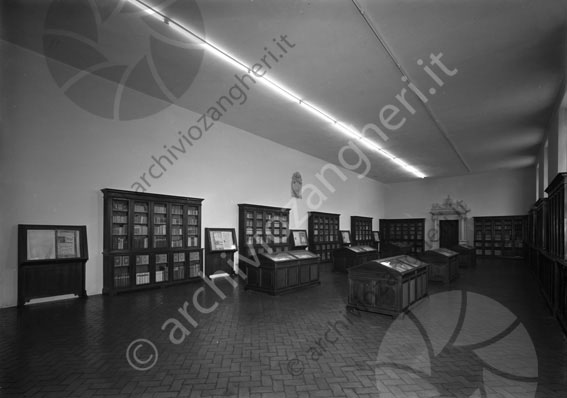 Biblioteca Malatestiana sala Piana biblioteca malatestiana scaffali mobili legno libri porta manufatti esposizione teche