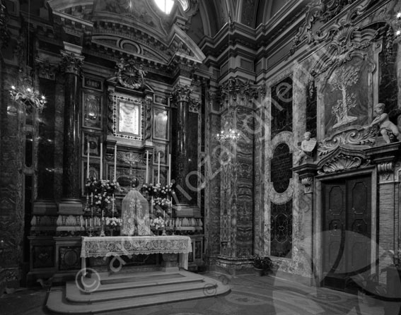 Duomo di Cesena interno Cattedrale di San Giovanni Battista chiesa duomo cattedrale altare colonne croce candele scalinata affreschi bassorilievi dettagli opere tabernacolo 