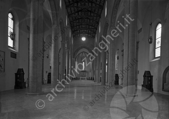 Duomo di Cesena Cattedrale di San Giovanni Battista chiesa duomo cattedrale confessionale navate altare candele colonne croce 