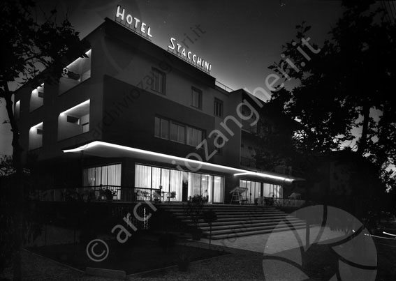 Hotel Stacchini Villamarina esterno notturno albergo edificio ingresso ringhiera dondolo scalinata esterno 