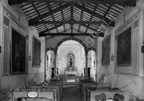 Chiesetta della Fratta interno piccola chiesa altare madonna tabernacolo candele croce suzzi lazzaro panchine panche soffitto quadri affreschi dipinti opere 