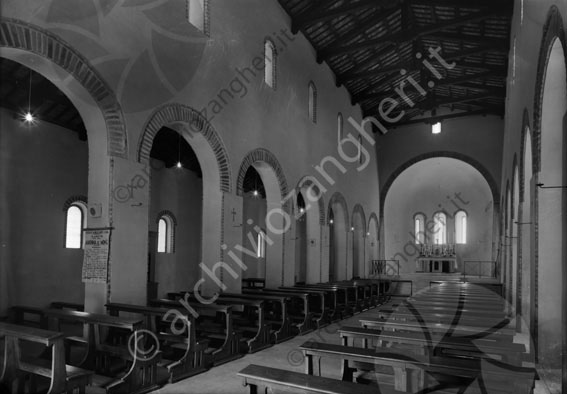 Chiesa di S.Vittore interno chiesa panche altare scalinate navate colonne archi candele croce manifesto evento basilica santa maria del monte 