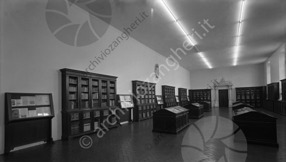 Biblioteca Malatestiana sala Piana biblioteca malatestiana scaffali mobili legno libri porta manufatti esposizione vetrinette teche