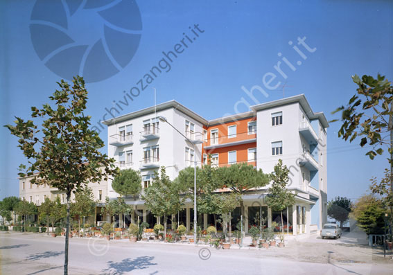 Pensione Stella Maris Villamarina di Cesenatico esterno hotel albergo edificio strada alberata ristorante terrazzini 