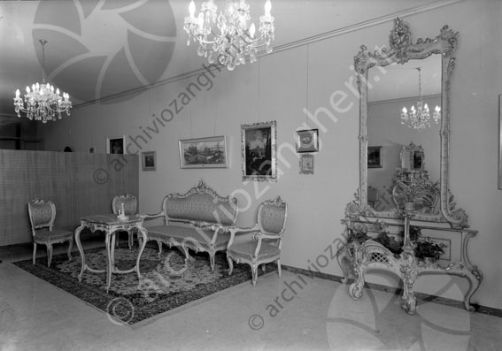 Abitazione Lucchi sala Edificio Univesti casa abitazione salotto sala tavolino sedie divanetto specchio quadri tappeto persiano lampadari 