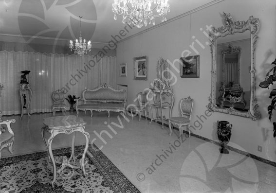 Abitazione Lucchi sala Edificio Univesti casa abitazione salotto sala tavolino sedie divanetto specchio quadri tappeto persiano lampadari vaso tende 