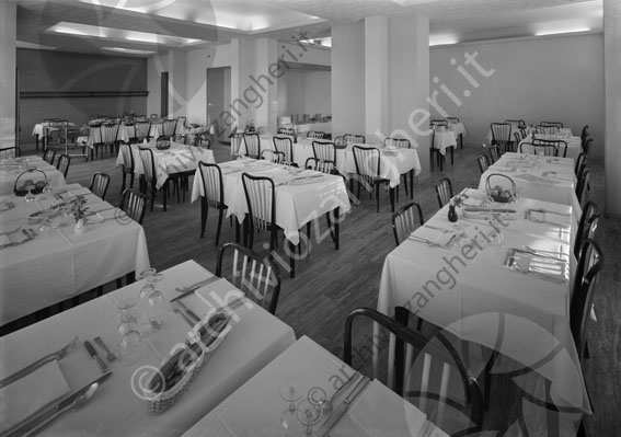 Albergo Vanon Sala pranzo albergo hotel sala da pranzo mensa tavoli apparecchiati sedie posate 