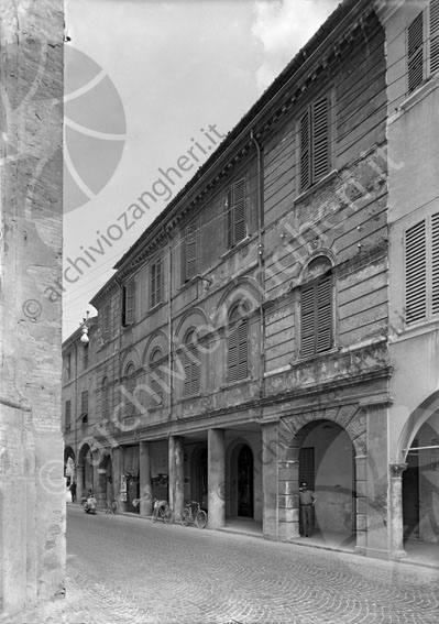 Palazzo Santini in Corso Garibaldi palazzo casa edificio portico biciclette viale 