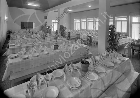 Colonia Villaggio Della Consolata Serravalle (AR) refettorio sala da pranzo mensa tavoli apparecchiati piatti posate specchio panchine colonne 