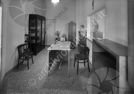 Colonia Villaggio Della Consolata Serravalle (AR) Direzione direzione presidenza ufficio credenza vetrinetta scrivania cassettiera sedie 