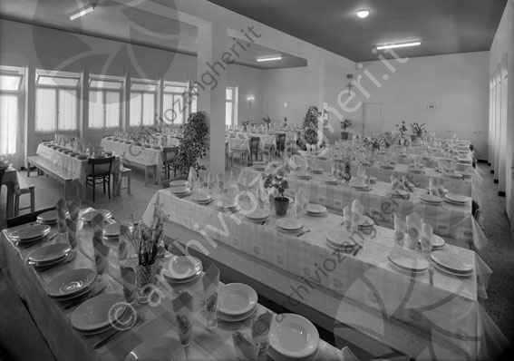 Colonia Villaggio Della Consolata Serravalle (AR) refettorio sala da pranzo mensa tavoli apparecchiati piatti posate specchio panchine colonne finestre tende crocifisso 