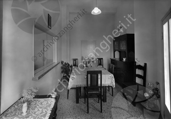 Colonia Villaggio Della Consolata Serravalle (AR) saletta pranzo sala da pranzo tavola sedie credenza fiori vasi centrotavola 