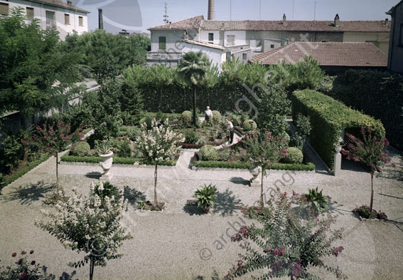 Giardini villa Comm. Fantini giardino cortile villa siepe alberi fiori piante aiuole giardinieri 