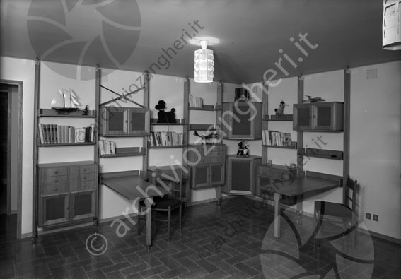 AMSA soggiorno casa Manuzzi mobili tavoli scrivanie stanza libri modellino barca lampadario 