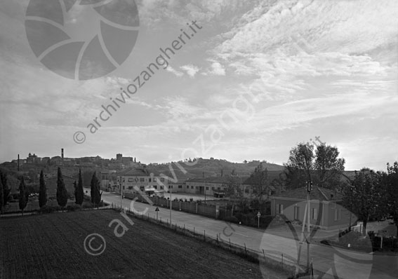 FISI esterno dai tetti panorama vista strada alberi campo case colline città fabbrica italiana sacchi industriali edificio esterno campanile camion 