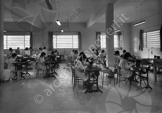 Camiceria Princess interno foto Romano interno fabbrica azienda donne che cuciono cucire macchine da cucire tavolini vestiti stoffe ferro da stiro 