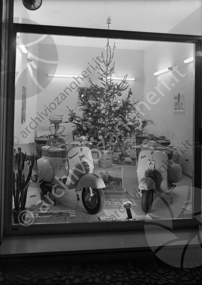 Vetrina Vespa Barberini vetrina negozio natale albero di natale motori motorini vespa 