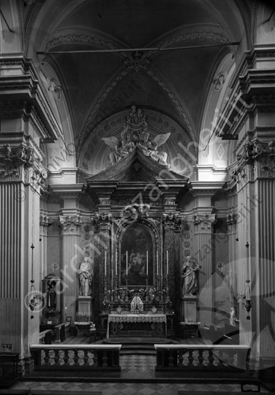 Chiesa Santuario di Santa Maria del Suffragio interno chiesa altare tabernacolo fiori dipinti affreschi candele statue madonna croce 
