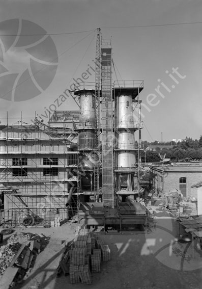 Cantiere lavori Zuccherificio cantiere lavori costruzione edificio pali colonne impalcature travi imballaggi torre camino 