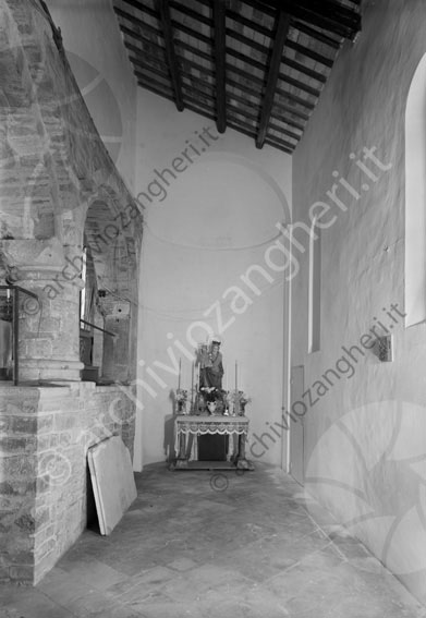 Chiesa Pieve di San Donato di Polenta interno laterale chiesa pieve altare madonna con bambino candele fiori 