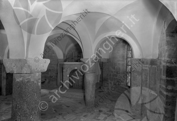 Chiesa Pieve di San Donato di Polenta Cripta sotterranei cripta chiesa pieve colonne altare candele croce 