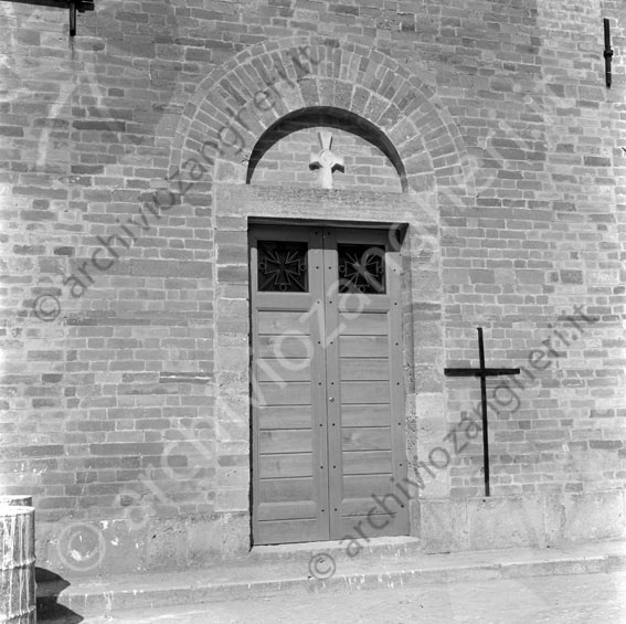 Chiesa Pieve di San Donato di Polenta Portale croce porta ingresso esterno chiesa pieve 