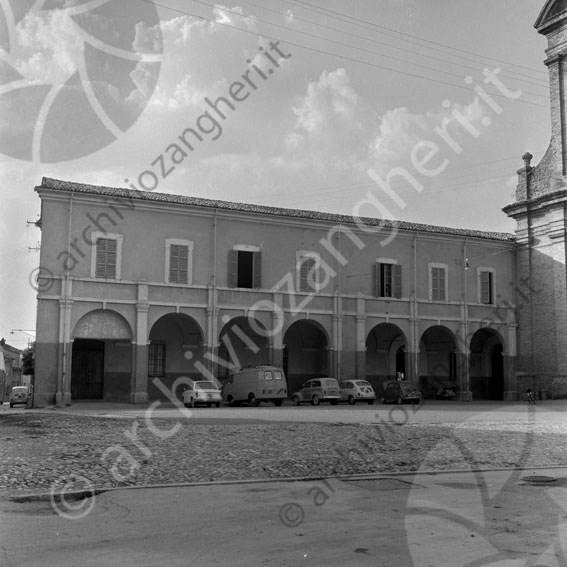 Scuola Media San Domenico Scuola Secondaria di 1º Grado Sede San Domenico piazza scuola edificio colonne chiesa macchine parcheggio 