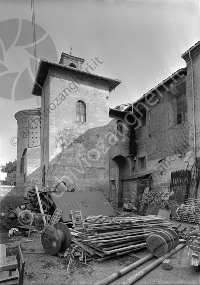 Scuola Media San Domenico Scuola Secondaria di 1º Grado Sede San Domenico scuola esterno retro oggetti rotti pali travi edificio abside chiesa deposito