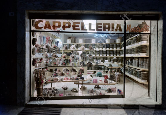 Vetrina Mazzotti Cappelleria negozio vetrina cappelli ombrelli 