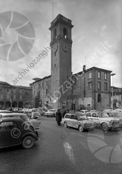 Palazzo del Ridotto parcheggio piazza macchine auto campanile torre edificio palazzo capitano