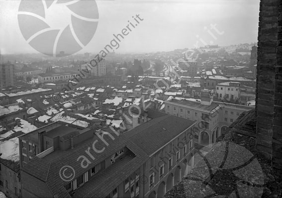 Ripresa dal Duomo di Cesena città dall'alto tetti innevati neve palazzi edifici condomini paesaggio visuale panoramica