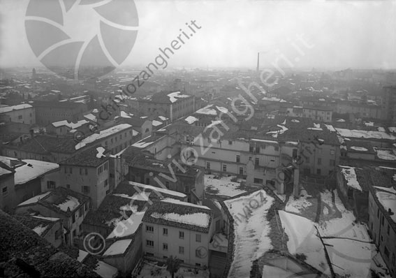 Ripresa dal Duomo di Cesena città dall'alto tetti innevati neve palazzi edifici condomini paesaggio visuale ciminiera panoramica