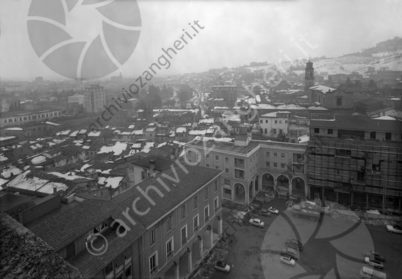 Ripresa dal Duomo di Cesena città dall'alto tetti innevati neve palazzi edifici condomini paesaggio visuale campanile piazza libertà panoramica