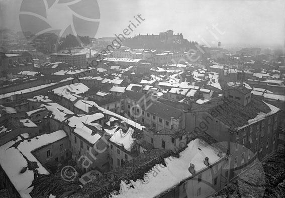 Ripresa dal Duomo di Cesena città dall'alto tetti innevati neve palazzi edifici condomini paesaggio visuale campanile rocca panoramica