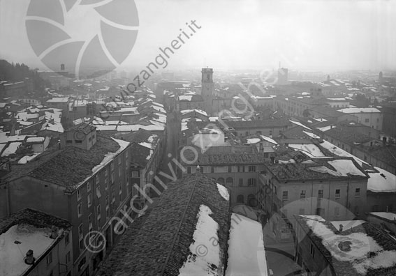 Ripresa dal Duomo di Cesena città dall'alto tetti innevati neve palazzi edifici condomini paesaggio visuale campanile panoramica