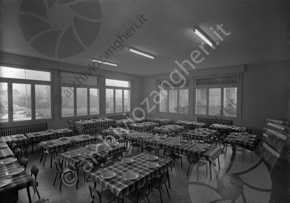 Scuola materna Vigne refettorio sala da pranzo scuola mensa tavolini sedie piatti salone 