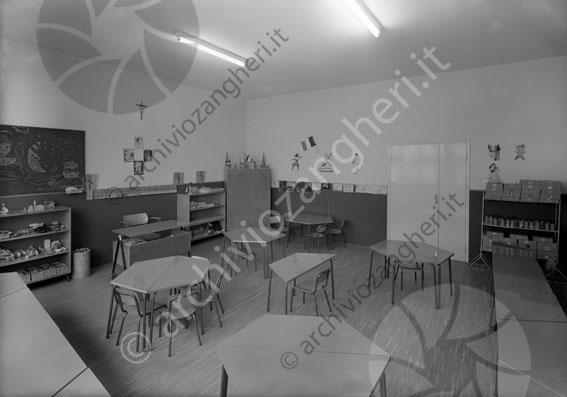 Scuola materna Vigne aula classe scuola tavolini sedie cattedra scaffali mobili disegni giochi materiali 