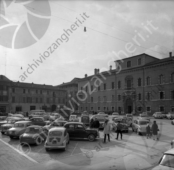 Piazza John Fitzgerald Kennedy con Palazzo Rasponi dalle Teste Ravenna piazza auto parcheggiate parcheggio edificio palazzo negozi ruote automobili radio ravenna tabaccaio barbiere 