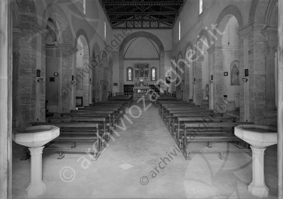 Basilica di Santa Maria Assunta Bagno di Romagna interno chiesa basilica panche navata corridoio altare candele acquasantiera 