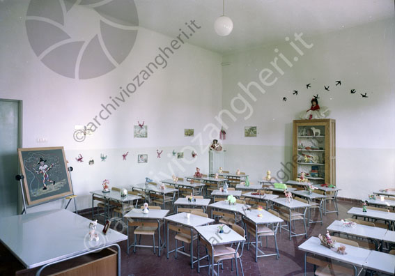 Asilo Infantile Vittorio Emanuele II Savignano sul Rubicone aula scuola dell'infanzia aula classe banchi lavagna cattedra armadietto 