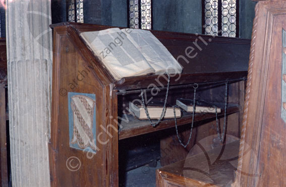 Biblioteca Malatestiana particolare interno libri panche catene manoscritti antichi incunabolo