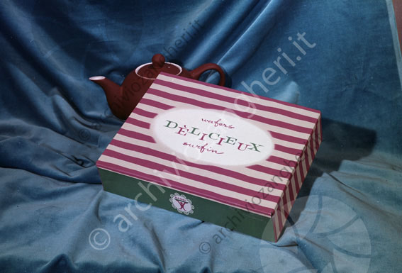 Ditta Babbi dolciumi pacco regalo dolci fiocco scatola 