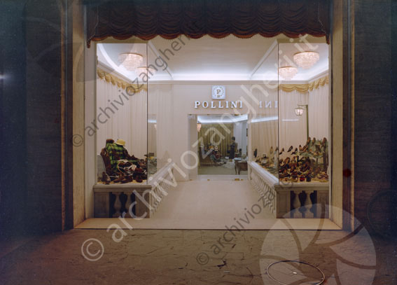 Negozio di scarpe Pollini negozio vetrina esterno scarpe calzature ingresso 