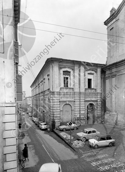 Caserma Masini e via Aldini edificio esterno parcheggio macchine carabinieri auto