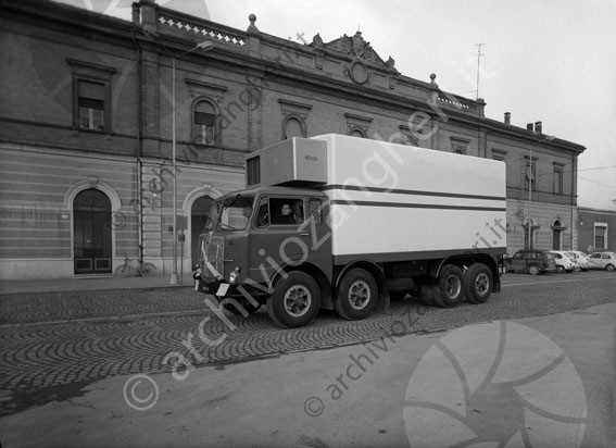 Tisselli Frigo autocarro (alla stazione) stazione esterno furgone camion autocarro