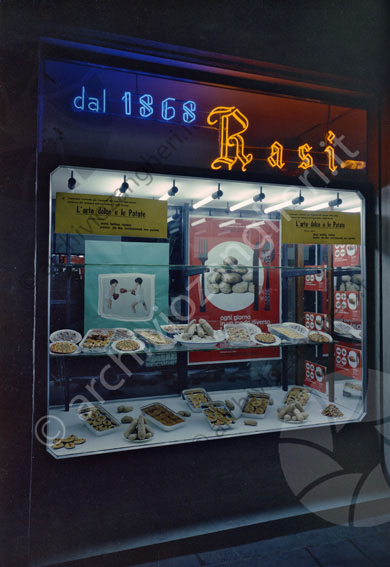Pasticceria Rasi vetrina negozio negozio vetrina dolci biscotti crostate pasticciere l'arte dolce e le patate