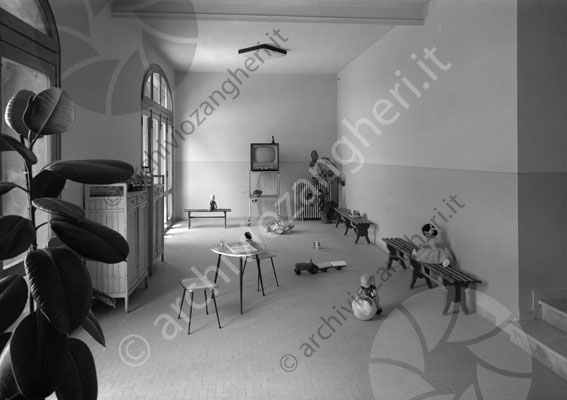 Preventorio Lizzano interno Villa Silvia istituto per malati stanza giochi televisore giocattoli Villa Silvia
