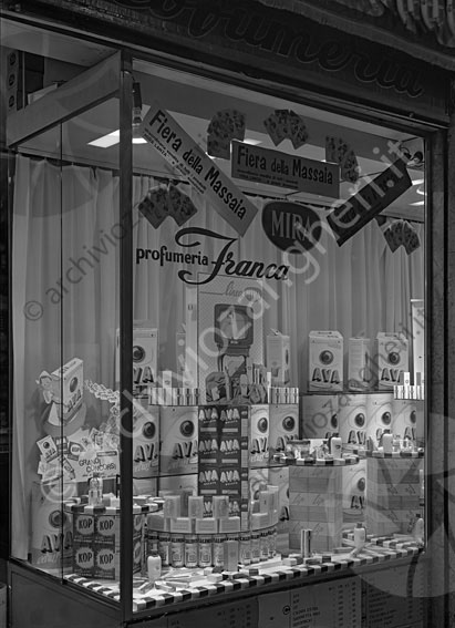 Vetrina negozio Franca Maroni in piazza del Popolo negozio vetrina profumeria pubblicità fiera della Massaia prodotti per il bucato mira ava profumeria Franca